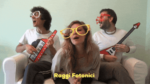 a group of people sitting on a couch with the words raggi fotonici