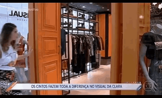 a woman is standing in front of a clothing store with the words os cintos fazem toda a diferenca no visual da clara