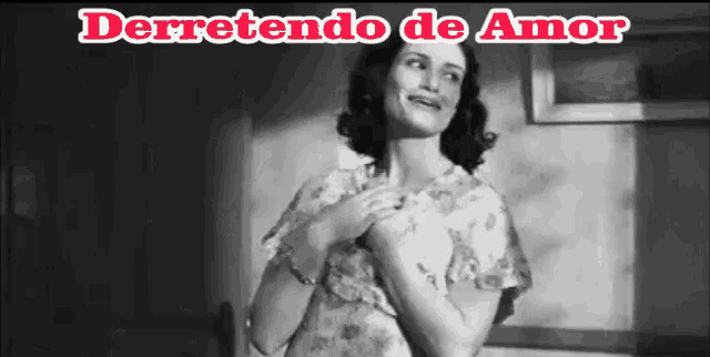 a black and white photo of a woman with the words derretendo de amor on the bottom