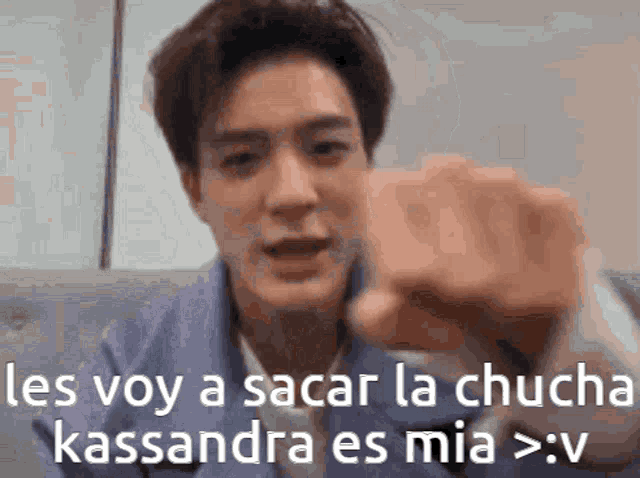 a man is pointing at the camera with the words " tes voy a sacar la chucha kassandra es mia > : v " below him