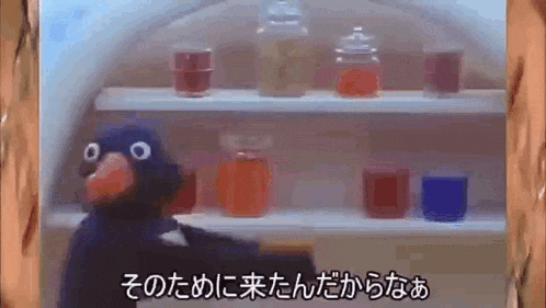 a cartoon bird is standing in front of a shelf with jars on it in a foreign language .