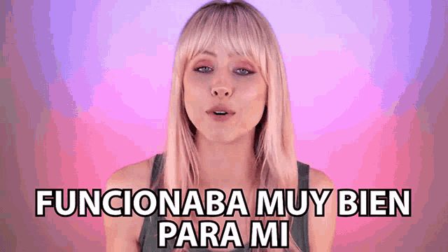 a woman says " funcionaba muy bien para mi " in front of a pink and purple background