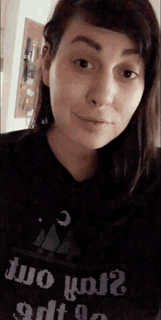 a woman wearing a t-shirt that says " wo wof " on it