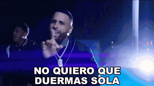a man giving the middle finger with the caption no quiero que duermas sola