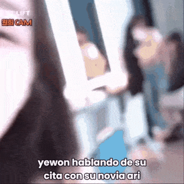 yewon hablando de su cita con su novia ari is written in a foreign language