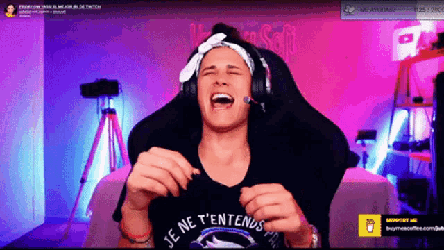 a man wearing headphones and a je ne t'entends shirt
