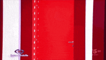 a red door with the words grande fratello written on it