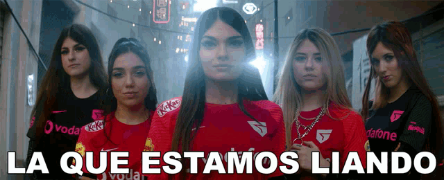 a group of women standing next to each other with the words la que estamos liando in the upper right corner