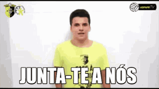 a man in a yellow shirt says " junta-tea nos "