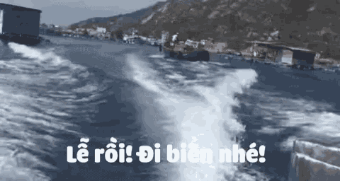 a boat is going through the water with the words le roi oi bien nhe