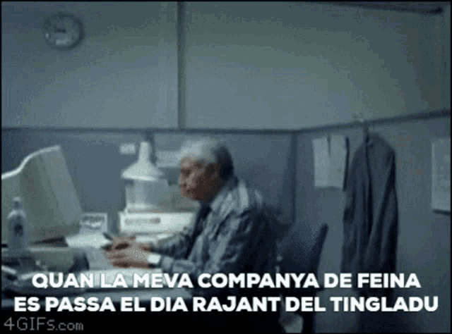a man sits at a desk in front of a computer and says quan la meva companya