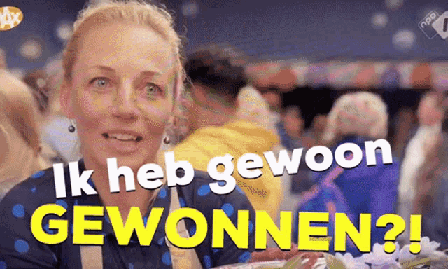 a woman is smiling in front of a crowd with the words ik heb gewoon gewonnen written above her