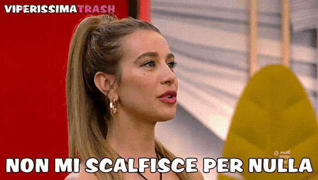 a woman says " non mi scalfisce per nulla " in a foreign language