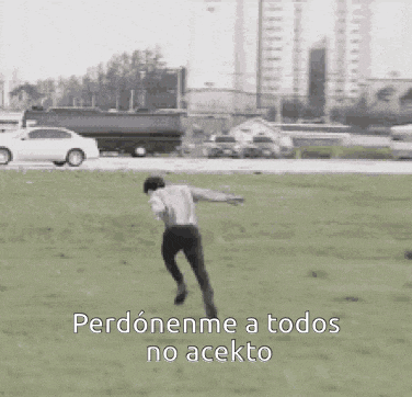 a man is running through a grassy field with the words perdonenme a todos no aekto on the bottom