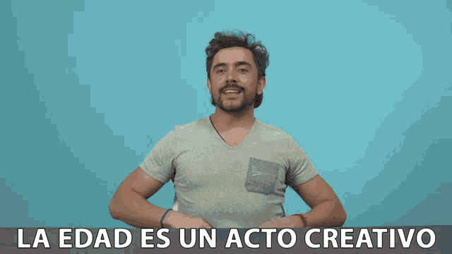 a man says la edad es un acto creativo with a blue background