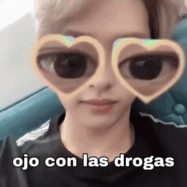 a man wearing heart shaped sunglasses with the words ojo con las drogas written on the bottom