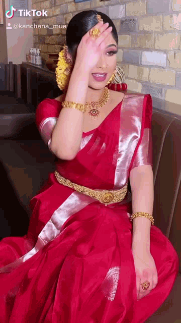 Kanchana Mua Red Saree GIF - Kanchana Mua Red Saree Silk Saree GIFs