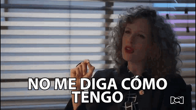 a woman says " no me diga como tengo " in spanish