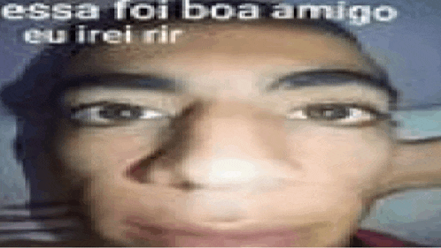 a close up of a man 's face with the words `` essa foi boa amigo eu irei rir '' written above it .