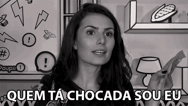 a black and white photo of a woman with the words quem ta chocada sou eu on the bottom