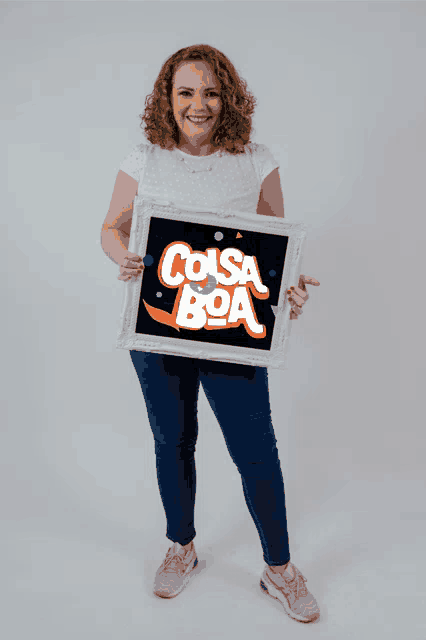 a woman is holding a picture frame with the word coisa boa on it