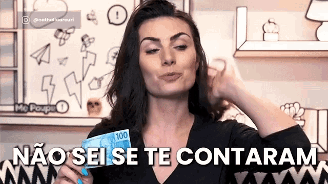 a woman is holding a 100 dollar bill in her hand and says " não sei se te contaram "