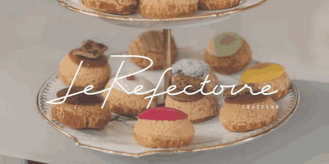 a display of pastries with the words le refletore written on the bottom