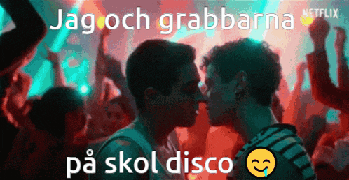 two men kissing in front of a crowd with the words jag och grabbarna