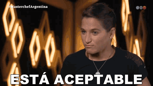 a woman in a black shirt says esta aceptable