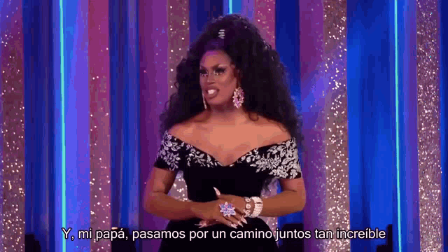 a drag queen is giving a speech in spanish and says y mi papa pasamos por un camino juntos tan increible