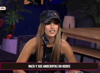 a woman sitting in front of a microphone with the words vaco y sus anecdotas en redes on the bottom