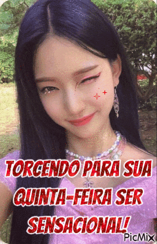 a picture of a girl with the words " torcendo para sua quinta-feira ser sensacional "