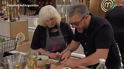 Cocinando Donato De Santis GIF - Cocinando Donato De Santis Luisa Albinoni GIFs