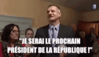 a man in a suit and tie is standing in front of a group of people and says je serai le prochain president de la republique