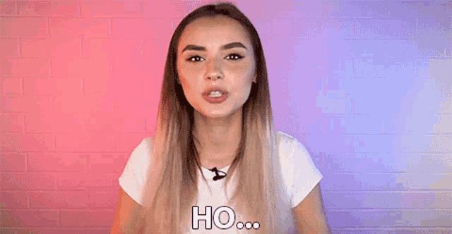 a woman is pointing up with her fingers and says ho ...