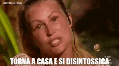 a woman is talking into a microphone and the words torna a casa e si disintossica are written on the screen .