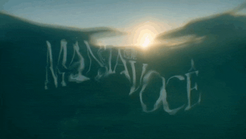 a blue background with the words mania de voce in white letters