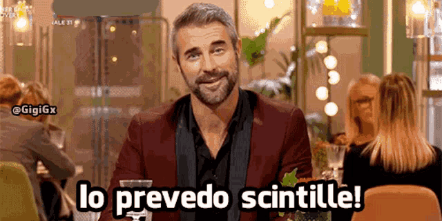 a man in a red suit is sitting at a table with the words lo precededo scintille written below him