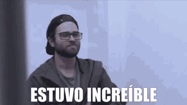 a man wearing glasses and a hat says " estuvo increible "