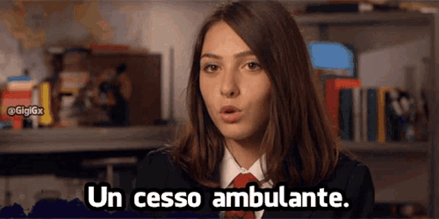 a woman in a suit and tie says " un cesso ambulante "