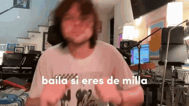 a man wearing a white shirt that says baila si eres de milla on it