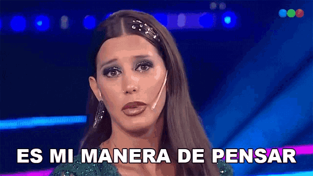 a woman says " es mi manera de pensar " on a blue background