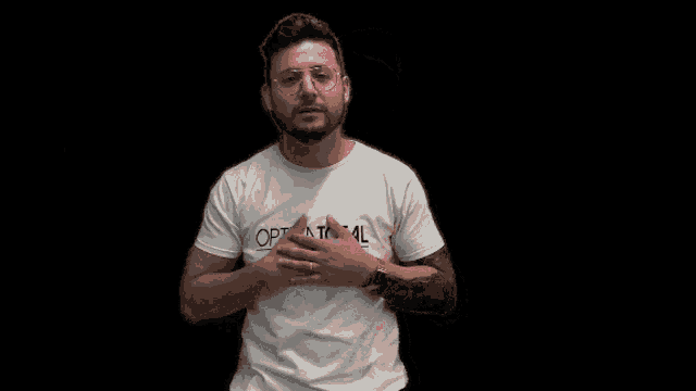 a man wearing a t-shirt that says picatoia du
