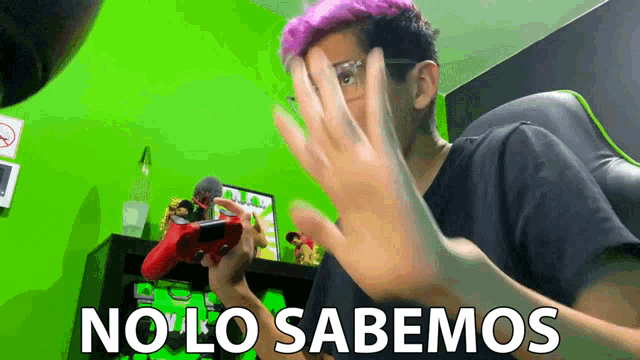 a man with purple hair and glasses is holding a game controller and says no lo sabemos