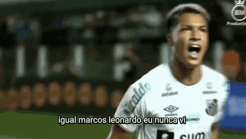 a soccer player is celebrating a goal with the words " igual marcos leonardo eu nunca vi " on the bottom