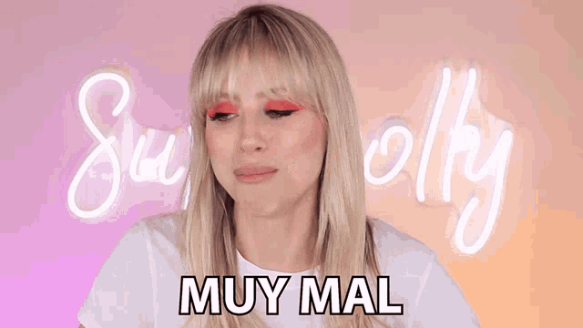 a woman says muy mal in front of a sign