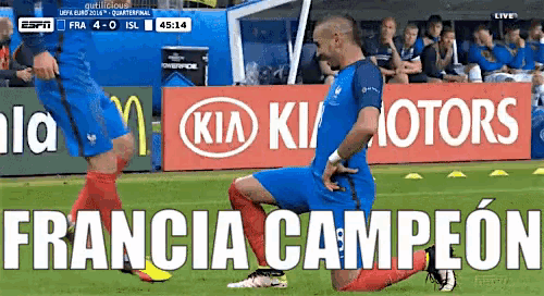 a soccer player kneeling on the field with the words francia campeon in the upper right corner