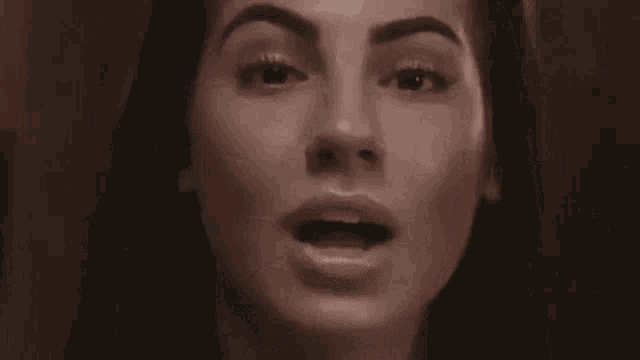 a close up of a woman 's face with the words ho scoperto di avere le corna below her