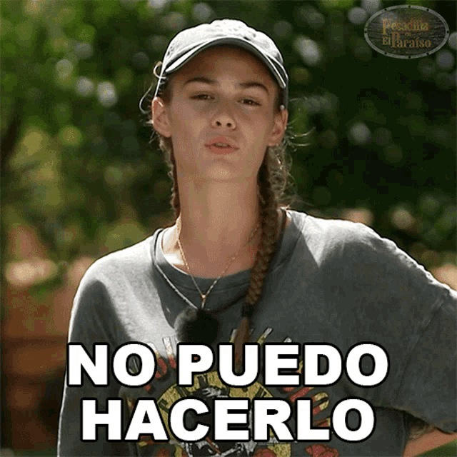 a woman wearing a guns n roses shirt says " no puedo hacerlo "