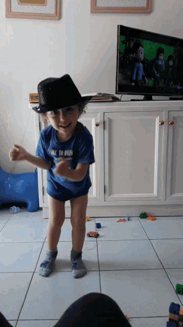 a little boy wearing a shirt that says " like to run "